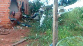 Avião de pequeno porte cai sobre residência no setor Nova Araguaína e mata criança de 8 anos
