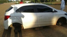 Carro fica sem os quatro pneus após furto no Hospital Geral de Palmas