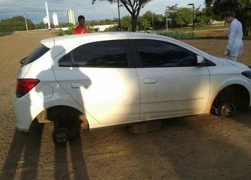 Carro fica sem os quatro pneus após furto no Hospital Geral de Palmas