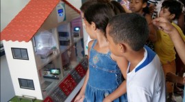 Colaboradores da Energisa Araguaína orientam alunos de escola municipal