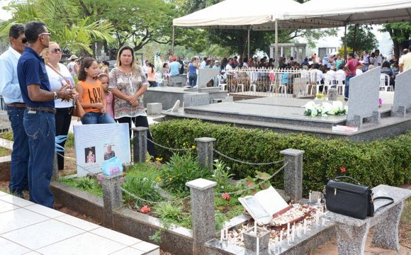Cemitério São Lázaro recebe milhares de araguainenses no Dia de Finados