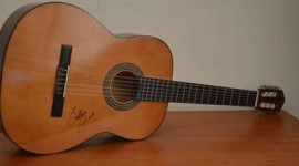 Hospital Infantil de Palmas rifa violão doado pelo sertanejo Gusttavo Lima