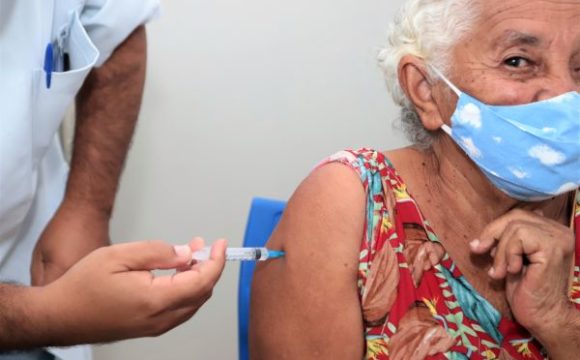 Araguaína inicia 2º dose de reforço contra covid para idosos acima dos 80 anos