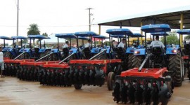 Governo do Estado entrega nesta segunda tratores e máquinas a 20 municípios da região de Araguaína