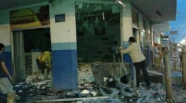 Ladrões explodem caixa eletrônico e destroem farmácia em Araguaína