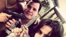 Sertanejo Mariano posta foto com armas e bebida e causa polêmica com fãs
