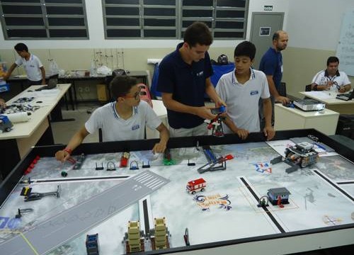 Alunos da Escola SESI realizam treinamento para Torneio de Robótica