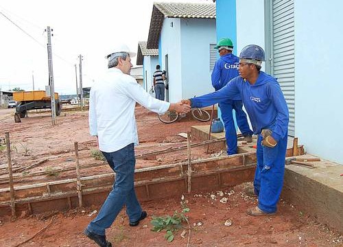 Prefeito visita casas populares e vistoria obras públicas no Costa Esmeralda