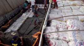Em Araguaína, Caminhão carregado de feijão é retido pela PRF com quase 12mil quilos de excesso de peso