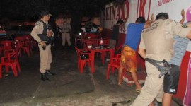 Em mais uma operação em Araguaína, 2º Batalhão apreende facas, instrumentos de uso de drogas e moto suspeita