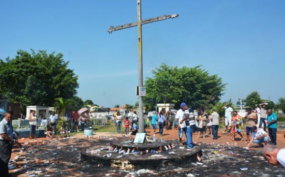 Milhares de araguainenses visitam cemitérios de Araguaína no Dia de Finados