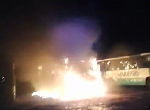 Ônibus são incendiados após invasão de garagem em Araguaína