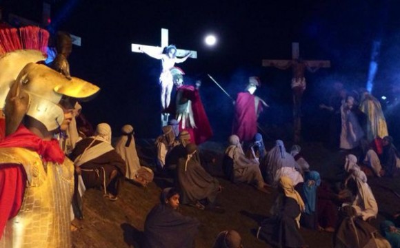 Paixão de Cristo emociona mais de 7 mil araguainenses na Sexta-feira Santa