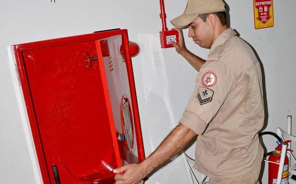 Corpo de bombeiros realiza vistoria em estabelecimentos comerciais nesta quarta, 29