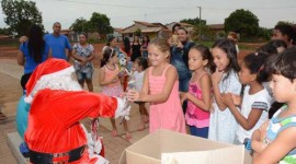 Papai Noel faz alegria da criançada em vários bairros de Araguaína