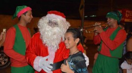 Crianças recebem presentes do Papai Noel nos Bairros