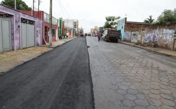 Iniciada recuperação da Rua Primeiro de Janeiro com CBUQ