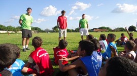 Escolinha de futebol do 2º Batalhão da PM recebe visita do jogador Israel Júnior do Internacional de Porto Alegre