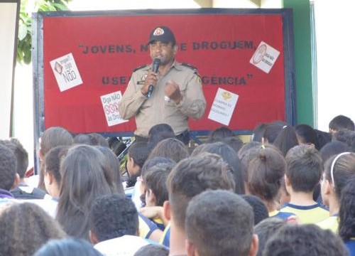 Patrulha Escolar da PM promove palestra educacional sobre drogas em escola de Araguaína