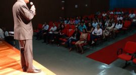 Dr. Bactéria estimulou a mudança de hábitos durante palestra promovida pela FACIT