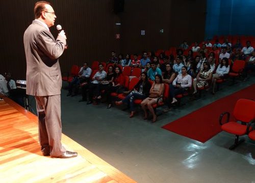 Dr. Bactéria estimulou a mudança de hábitos durante palestra promovida pela FACIT