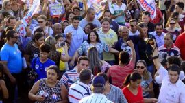 Milhares de pessoas caminham ao lado de Valderez no Costa Esmeralda