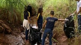 Estudantes recolhem lixo às margens de rio Lontra para combater o Aedes aegypti