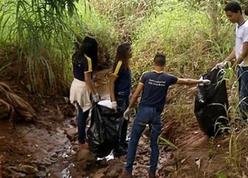 Estudantes recolhem lixo às margens de rio Lontra para combater o Aedes aegypti