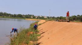 Prefeitura recolhe mais de 140 sacos com lixo do Lago Azul