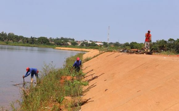 Prefeitura recolhe mais de 140 sacos com lixo do Lago Azul