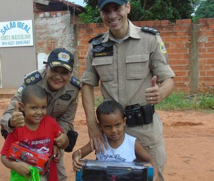 Policiais Militares visitam creche e entregam presentes às crianças em Araguaína