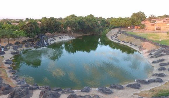 Lago do Parque Cimba conta com cachoeira e paisagismo sustentável