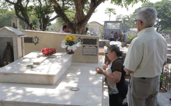 Milhares de pessoas visitam os cemitérios de Araguaína no Dia de Finados