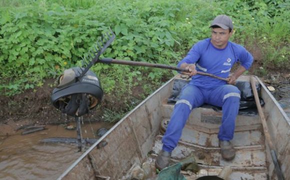 Seis toneladas de lixo são retiradas do Lago Azul