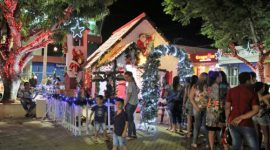 Chegada do Papai Noel e show acústico marcam abertura da Vila de Natal