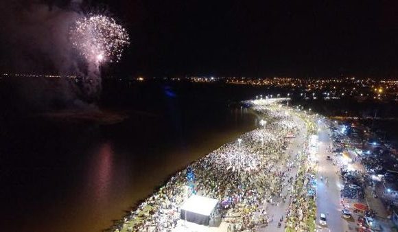 Multidão se reúne na Via Lago para receber 2019