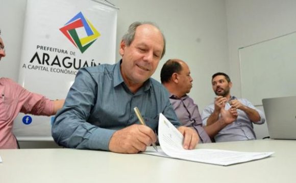 Dimas assina contrato do Complexo de Turismo e Negócios Via Lago