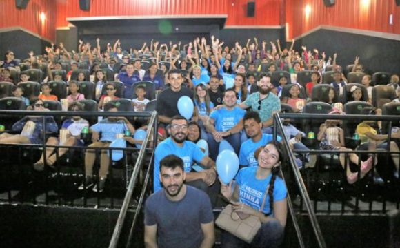 Crianças realizam sonho de ir ao cinema em ação da Semana do Bebê