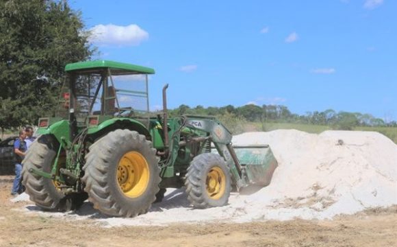 Agricultores do Garimpinho são os primeiros a receber distribuição de calcário