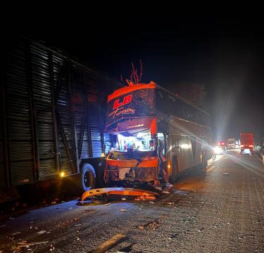 Corpo de Bombeiros atende acidente de trânsito com ônibus que transportava equipe esportiva na BR-153