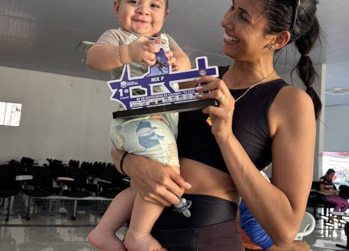 Maternidade e feminilidade em duas rodas marcam vitória emocionante de piloto de motocross