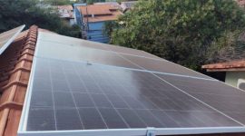 Limpeza de placas solares ajuda a preservar geração de energia, mas exige cuidados de segurança